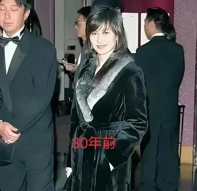 陈百强当年把30万港币的貂皮大衣和珍珠耳环塞进何超琼怀里，转身就躲进录音棚写歌。