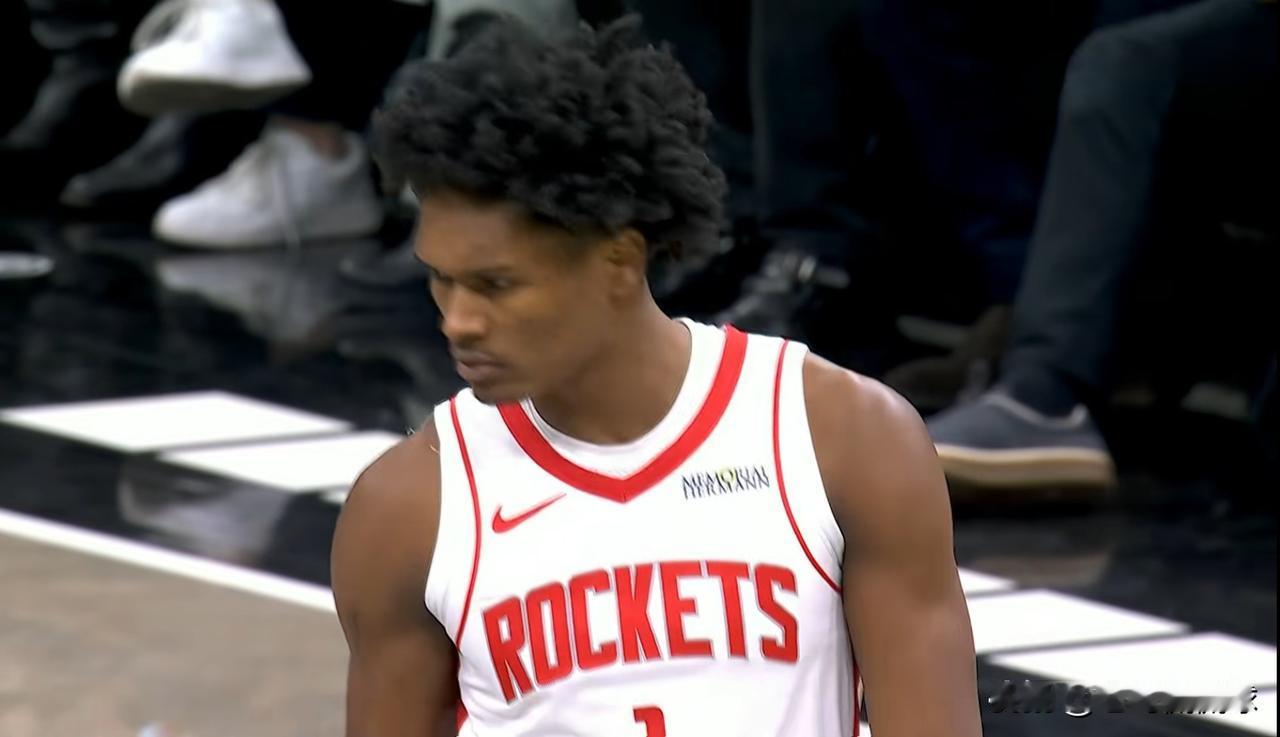 火箭三当家阿门-汤普森的情商真是太高了！在今天火箭客场以120：96大胜篮网的赛