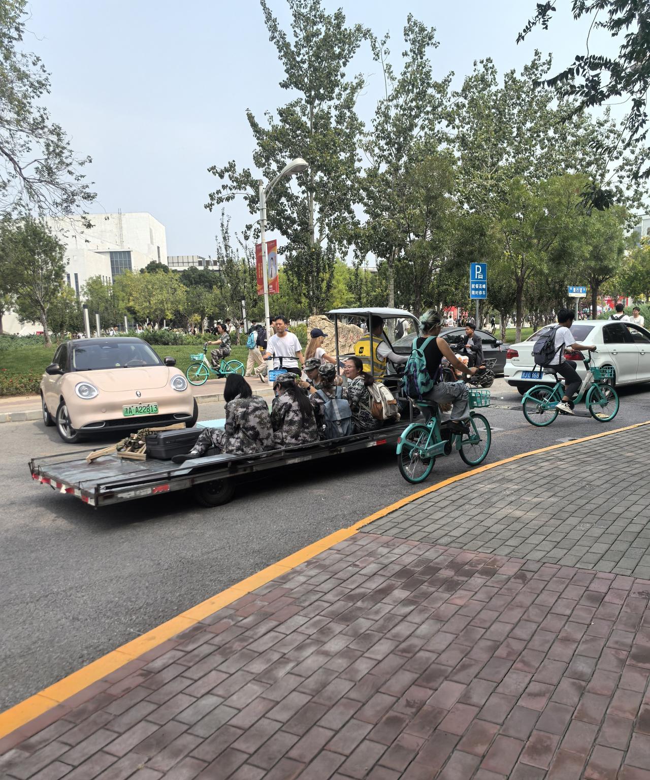 有趣的画面：天津理工大学军训后的几个小女生，搭这样的车去学生第二食堂吃午饭，社牛
