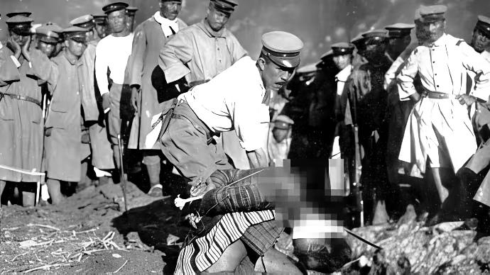 1930年，台湾，一名高山族战士被日军砍头，在这张照片不远处挖一个大坑，是专门用