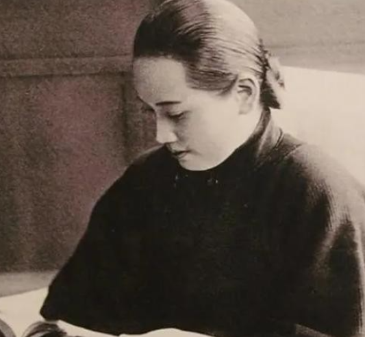 1936年，毛主席找宋庆龄借了5万美元以解红军之危，宋庆龄直接卖房筹钱，把5万美