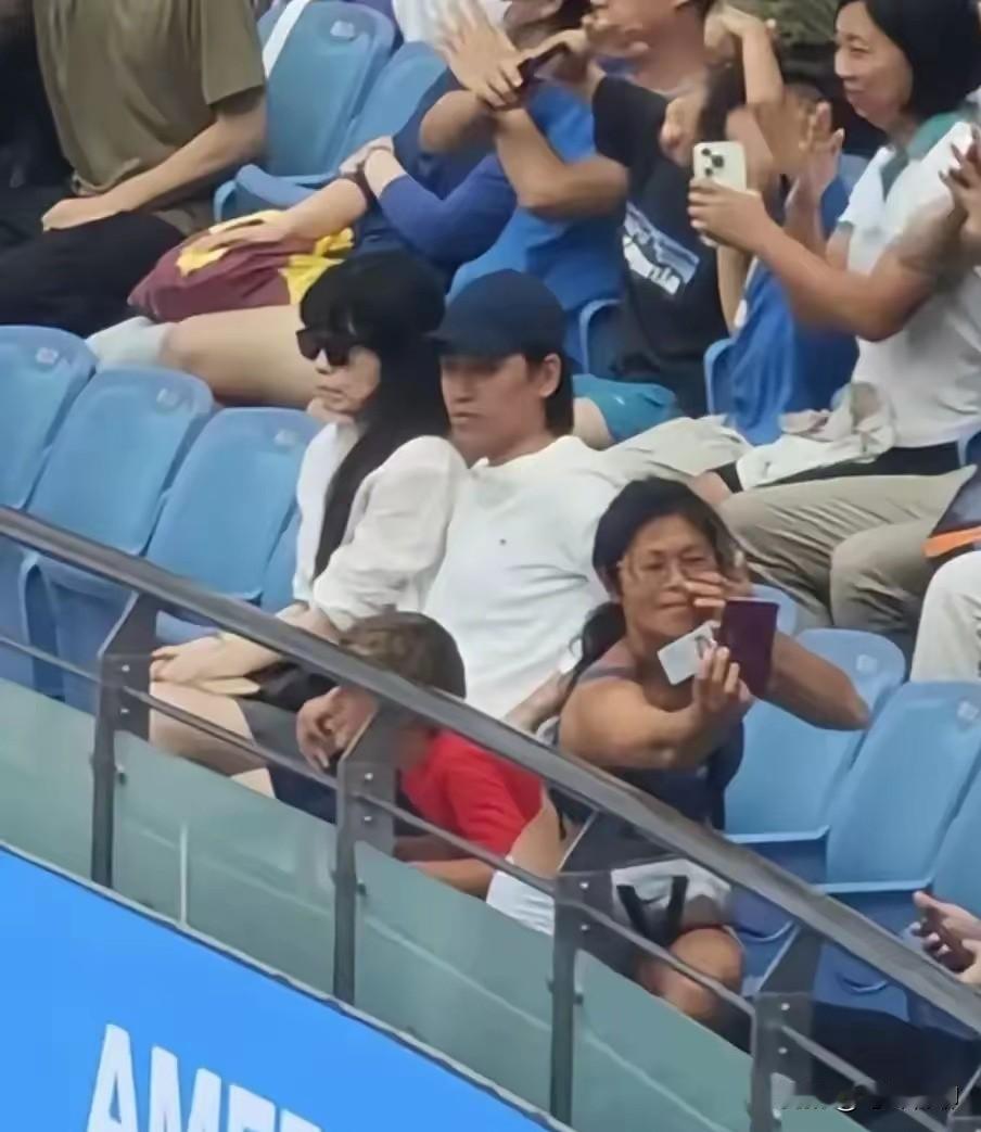我的天哪，都什么年代了，不会还有人觉得外国护照就高人一等吧，嘿！您没说错，还真有