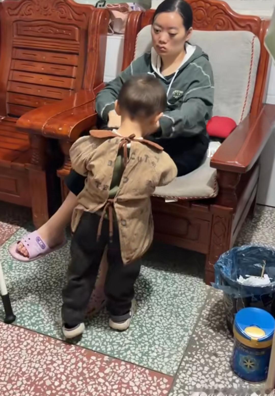 湖南长沙，一名女子原本生活顺遂，是性格开朗、热爱生活的中学教师。谁也没有想到，她顺利生下孩子之后，突