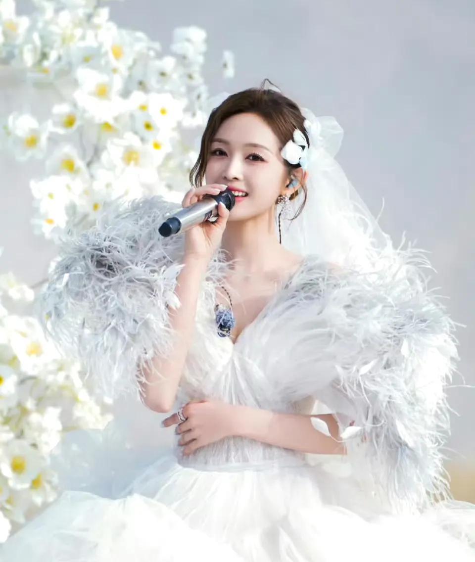 #吴宣仪第二##吴宣仪这是我第三次成团#舞台的聚光灯下，吴宣仪再次绽放光芒！
