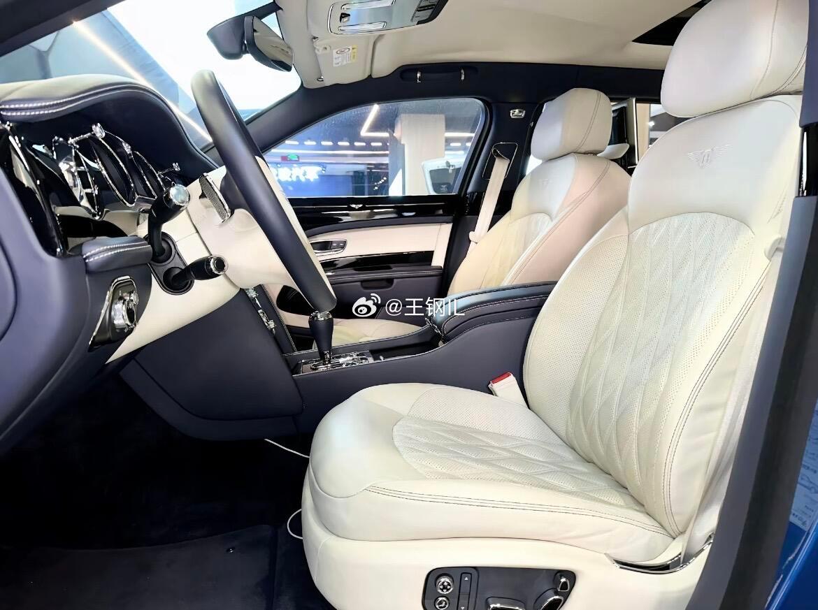 宾利慕尚EWB（ExtendedWheelbase）作为宾利品牌的旗舰轿车，推