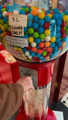 小时候被猫和老鼠的糖果馋哭了！要先舔几下，然后嗦得滋滋响，然后再嚼嚼嚼扯老长一下