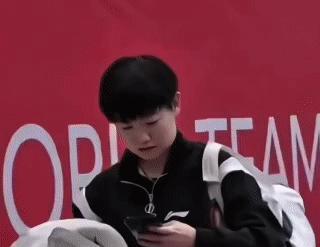 首句：她输球后第一件事竟是帮对手鼓掌。第二句：这个画面，直接刷爆外媒首页。