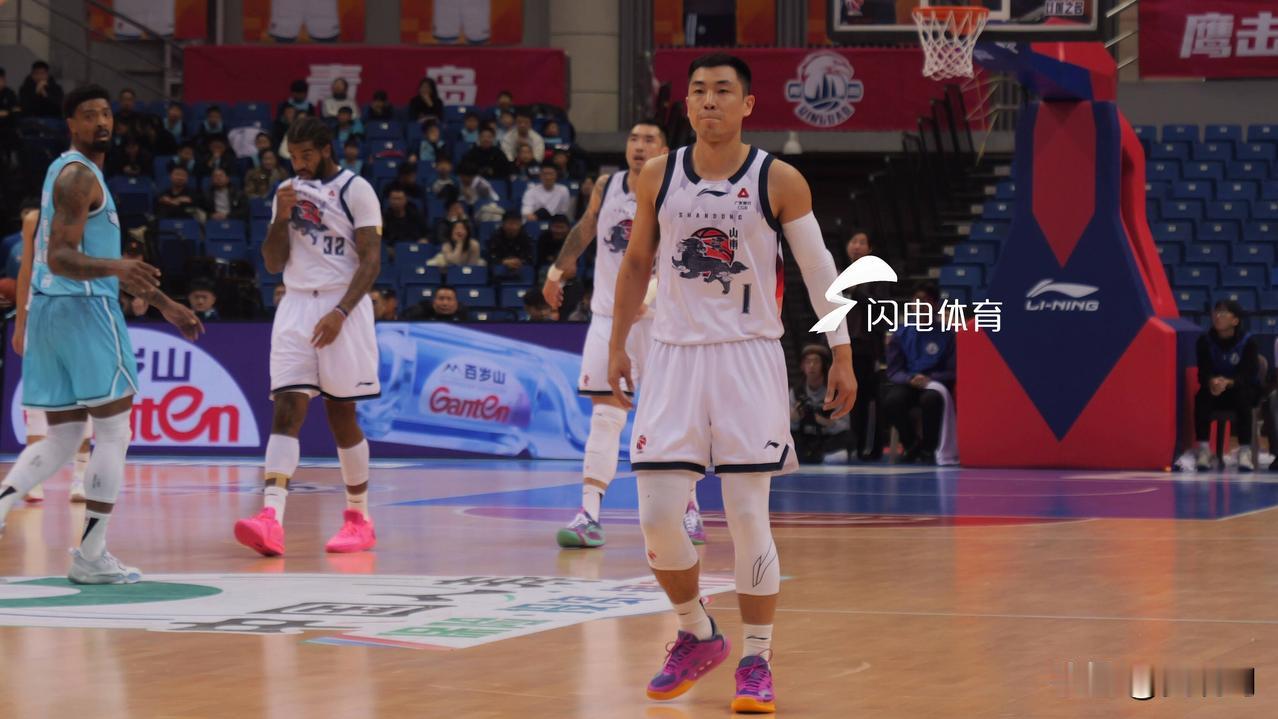 遭遇三连败后，山东男篮即将回归主场。球队确实已站在输不起的悬崖边缘。人员亟待调