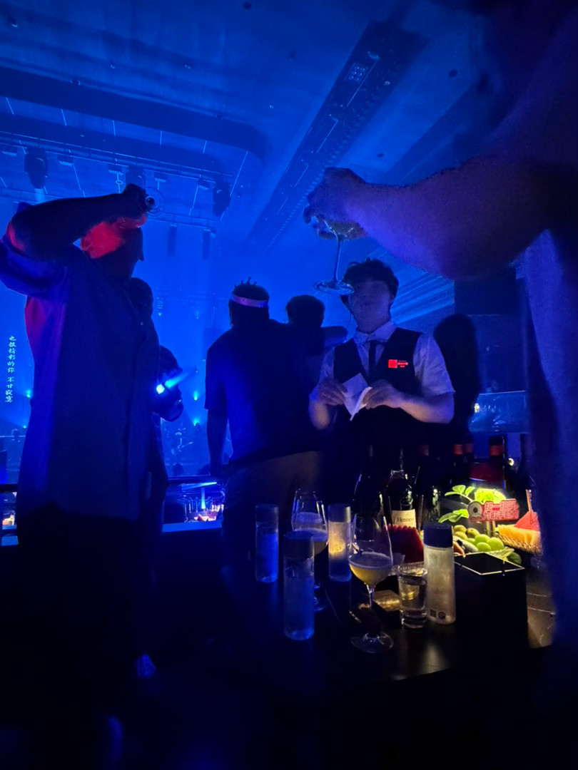 卷哥今天生日我一个人坐在角落里奋笔工作