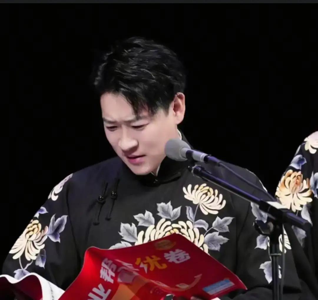 曹云金这人，挺有意思。最近他可劲儿捧一个叫田沛的女相声演员，为啥？因为田沛是相声