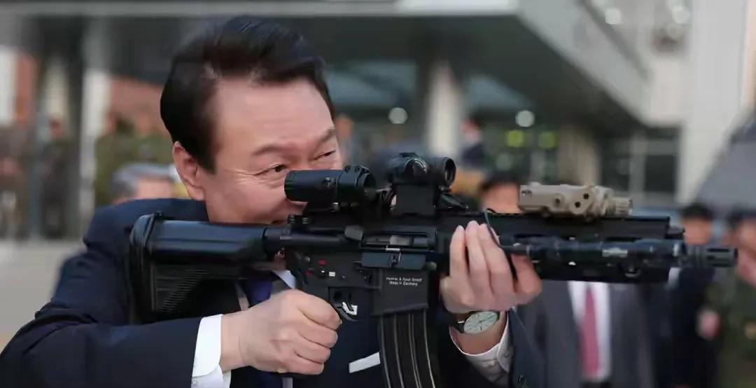 韩国政坛又地震了！前总统尹锡悦刚因内乱案栽了跟头，10号竟二度被捕，法院这次直接