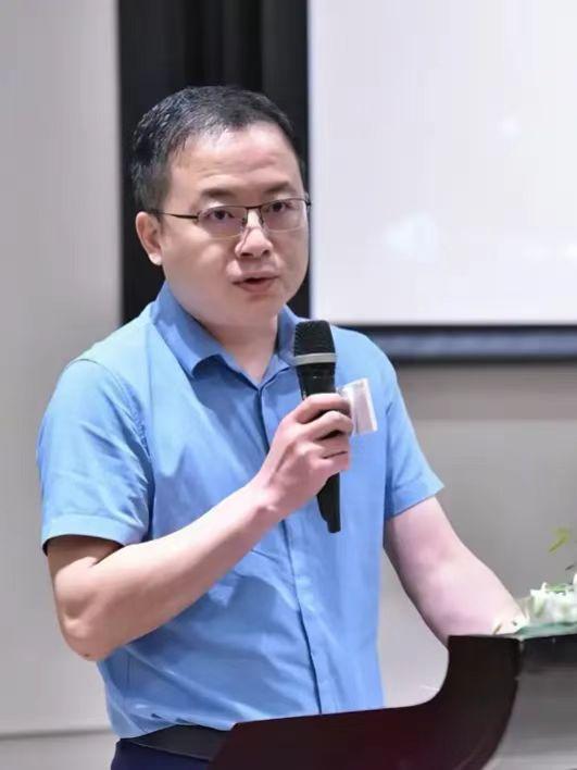 余浪波老家益阳的路上，已经布满了挽联，这是亲人和朋友对他表示深深的悼念！余浪波