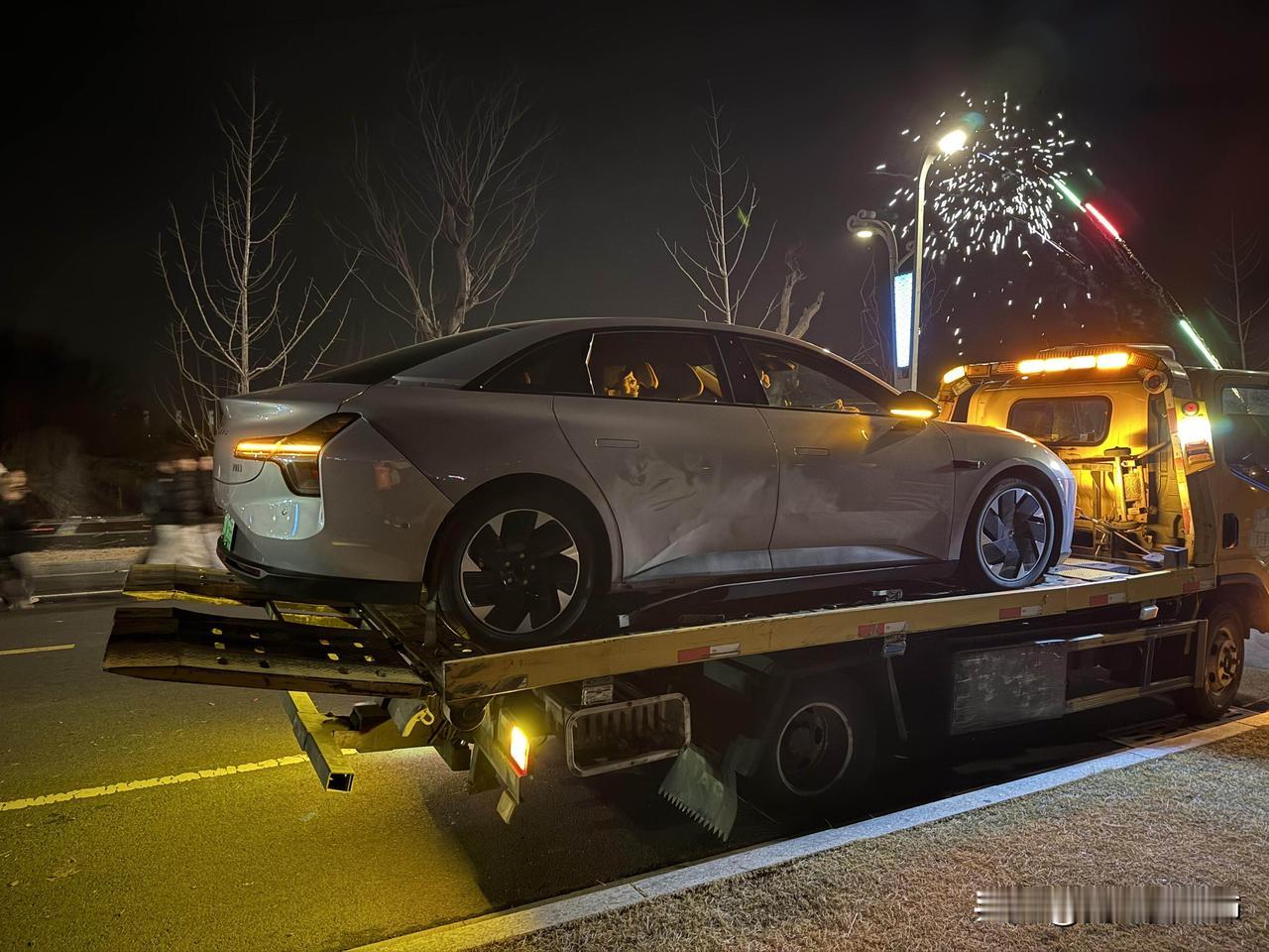 看个烟花，车被炸了🙁停路边看烟花，被一个大炮仗钻到车底炸了，爆了一地装备，护