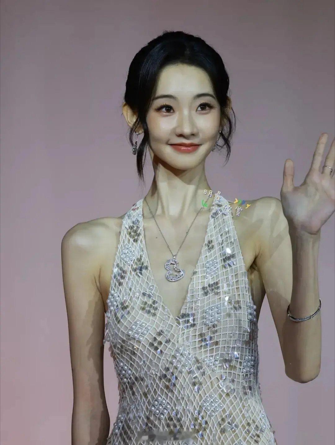 张艺凡竟然这么瘦吗。。我的老天奶​​​