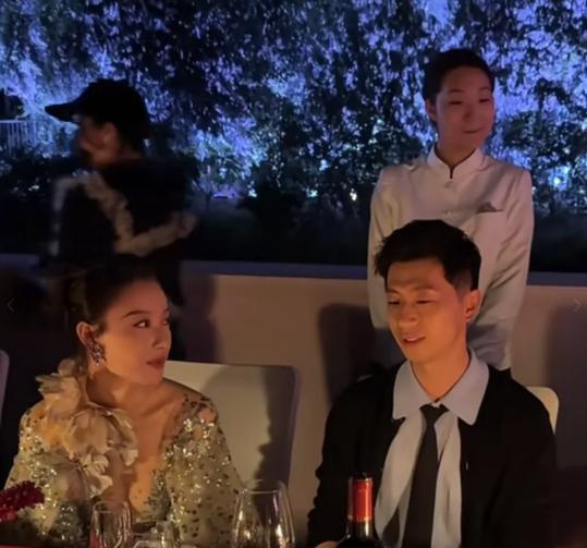 为什么马龙会坐在倪妮和井柏然的中间呢？其他的都是娱乐圈艺人，而他明明是世界冠军。