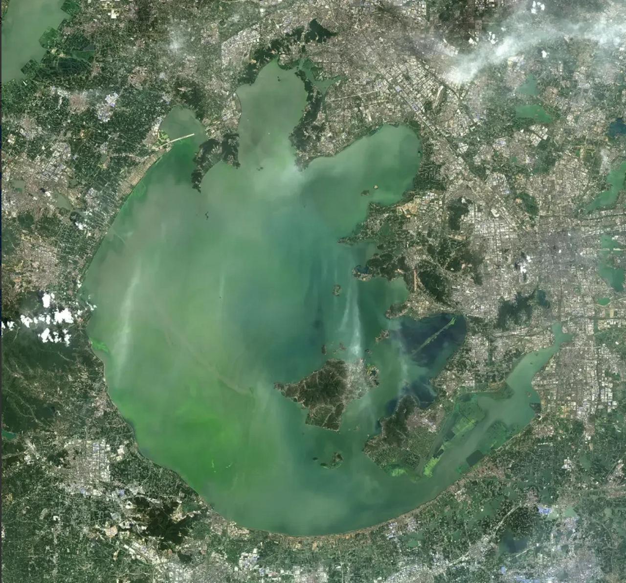太湖是我国第三大淡水湖，地处长江三角洲。如今太湖湖面的行政管辖权全部属于江苏省，