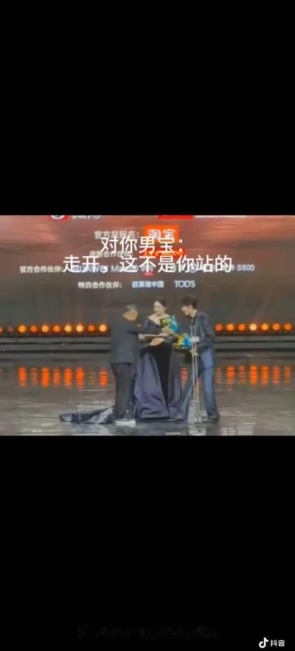 网友的想像力也太好了，两张照片合在一起看，这挺像这一回事。对肖战，请你走开，这