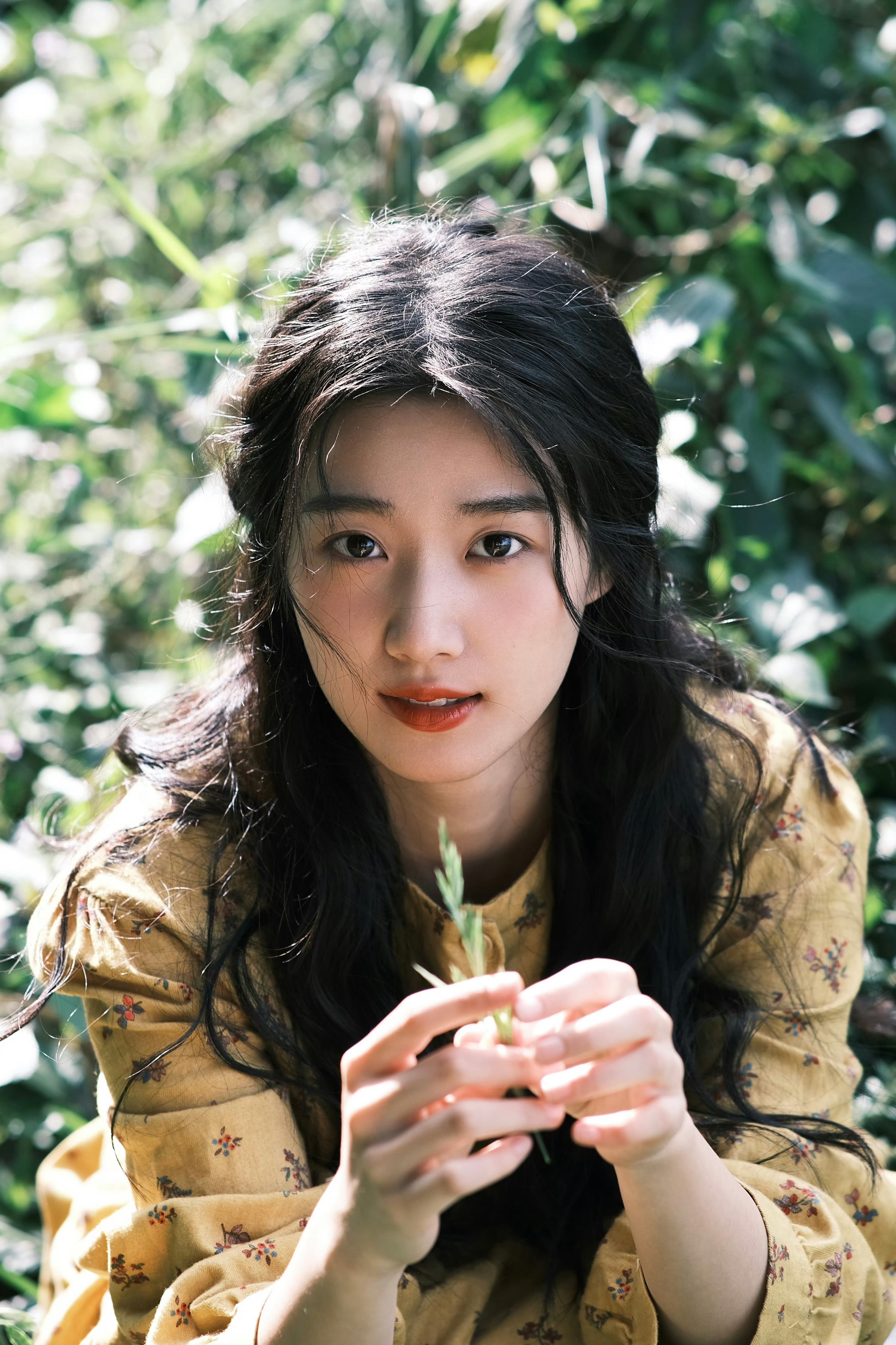 卢昱晓少女头像：明眸红唇，黑发花衣，灵动秀美​​​
