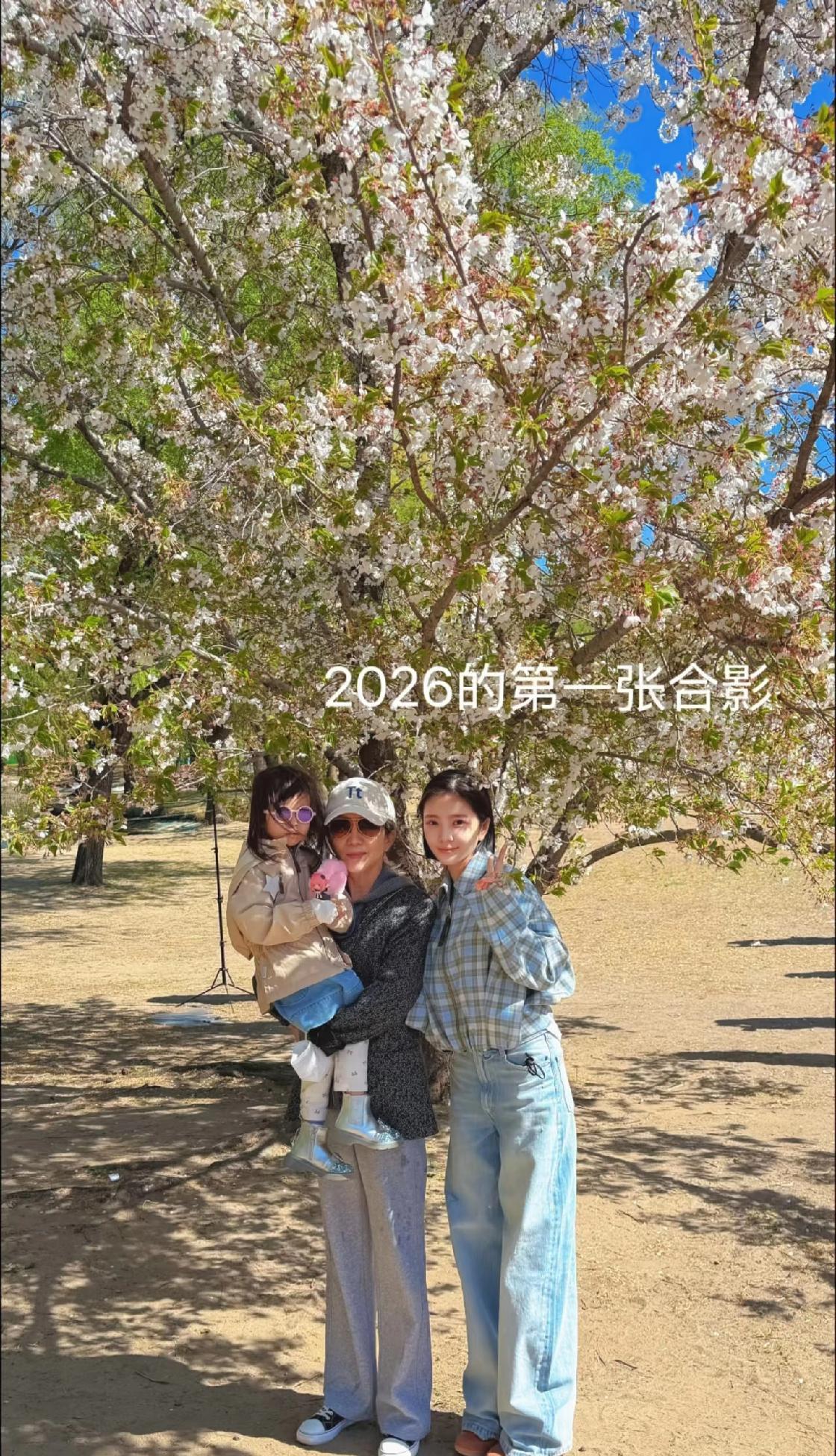 杜淳老婆王灿带着婆婆和女儿一起出门不意外，挽着婆婆的手拍照也不意外，最让人意外的