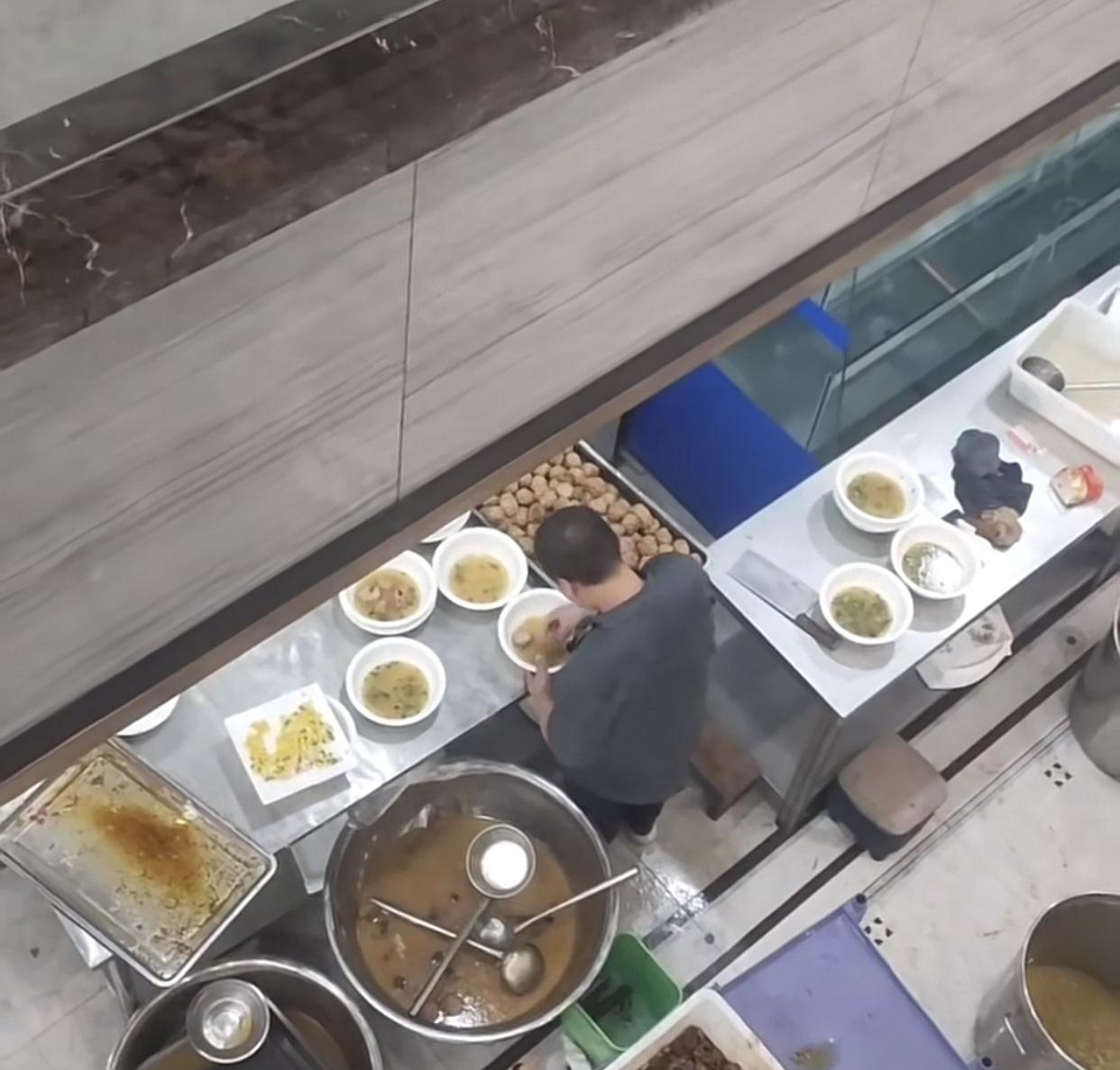 这种“二次利用”谁能忍得住呢？饭店老板把顾客餐盘里没吃完的肉丸子，也就是“狮子