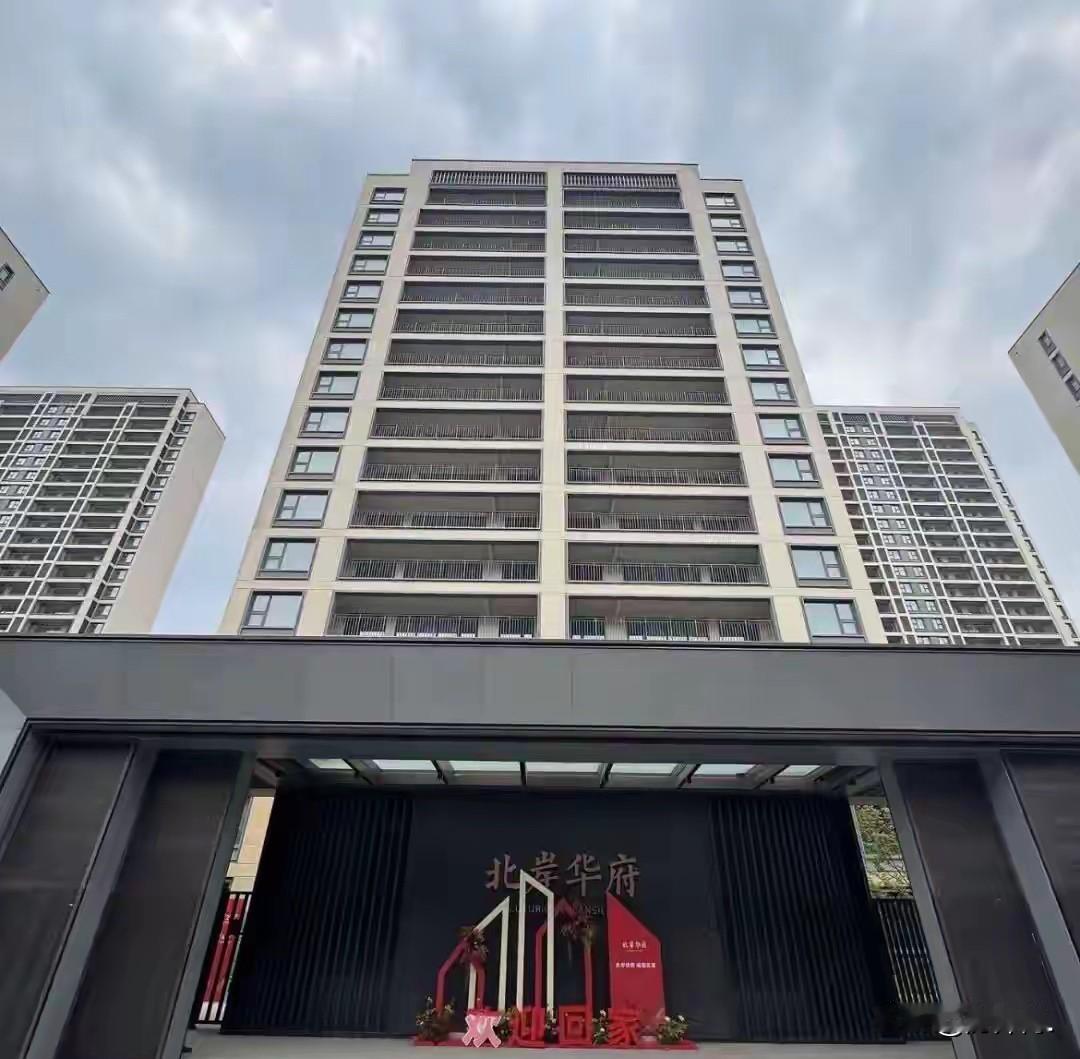 在城阳，北岸控股旗下子公司开发了一个楼盘，叫北岸华府。前不久，这个楼盘的业主