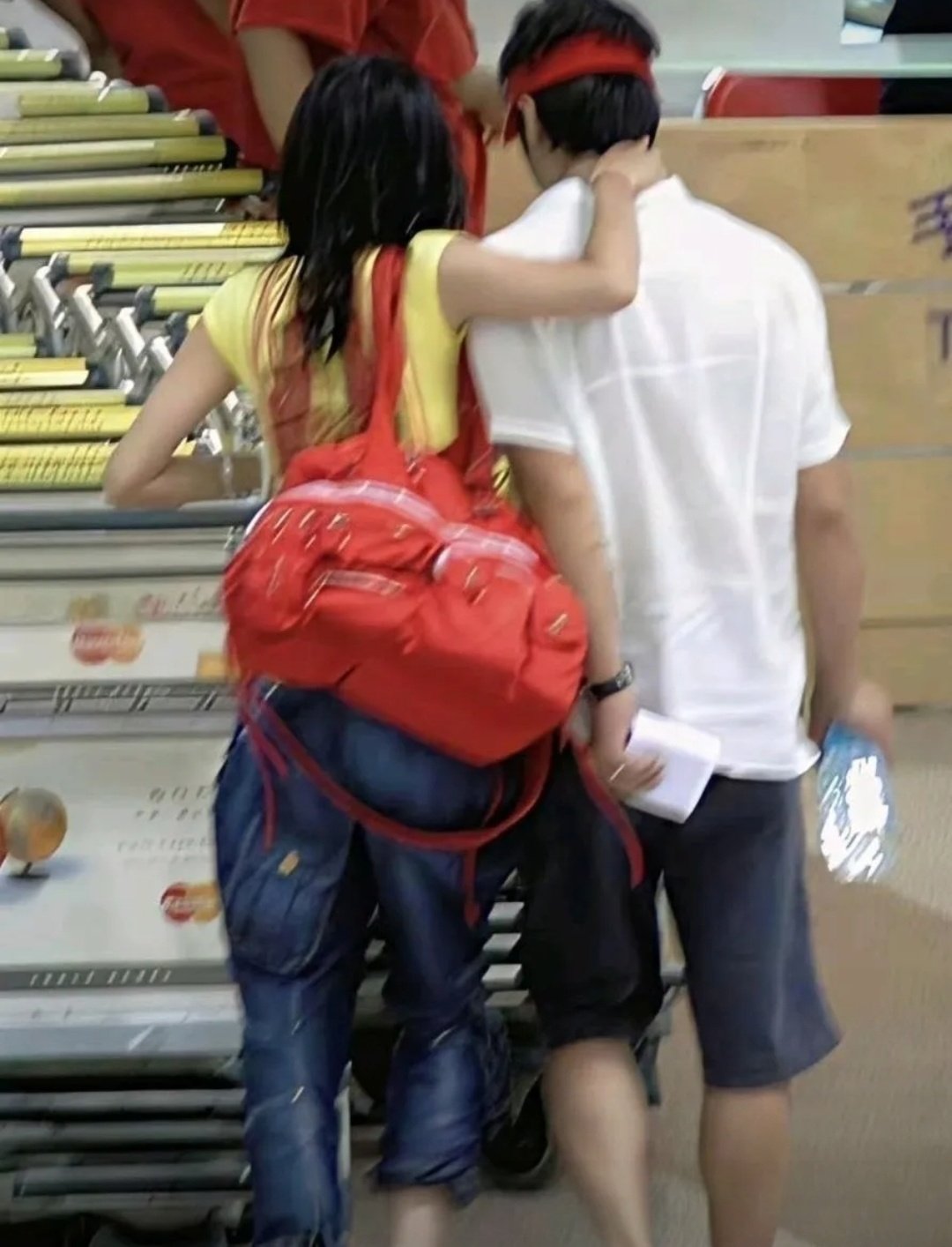 早年，王菲和李亚鹏蜜月回来机场被拍，就王菲的身材哪个不迷糊​