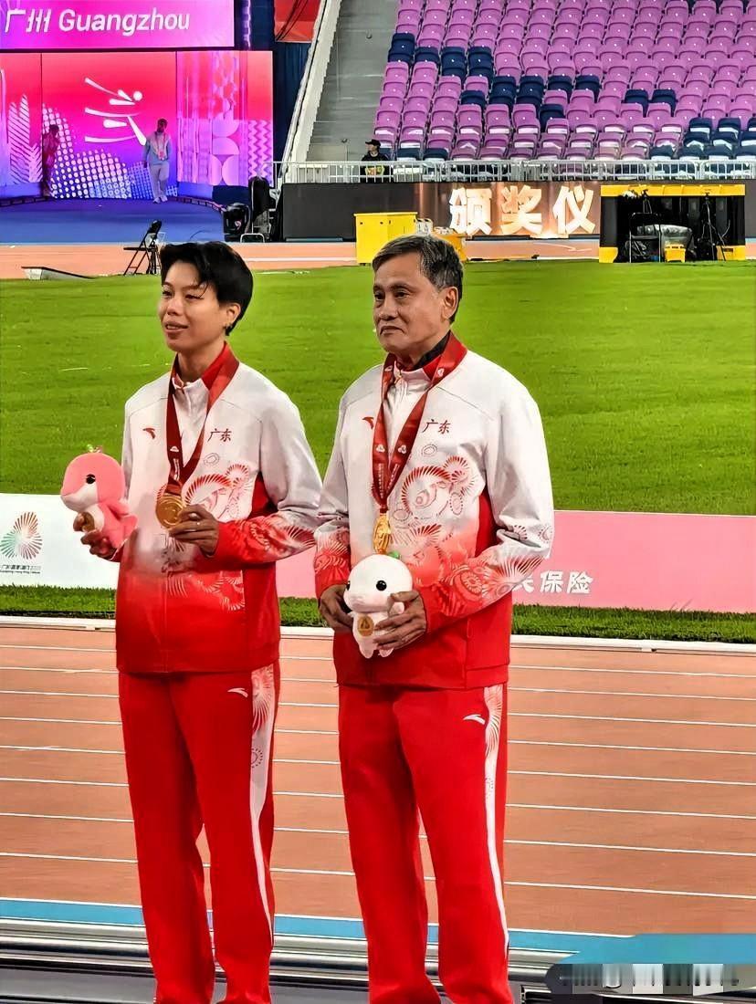 一句，她没有教练，道尽了多少的心酸，令人泪目！刘景扬真的是太棒了！要知道