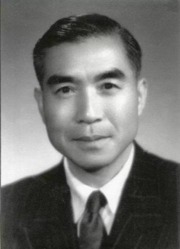 1988年上海，86岁的名医邝安堃不顾子女反对，娶23岁的小保姆，四年后邝安堃去