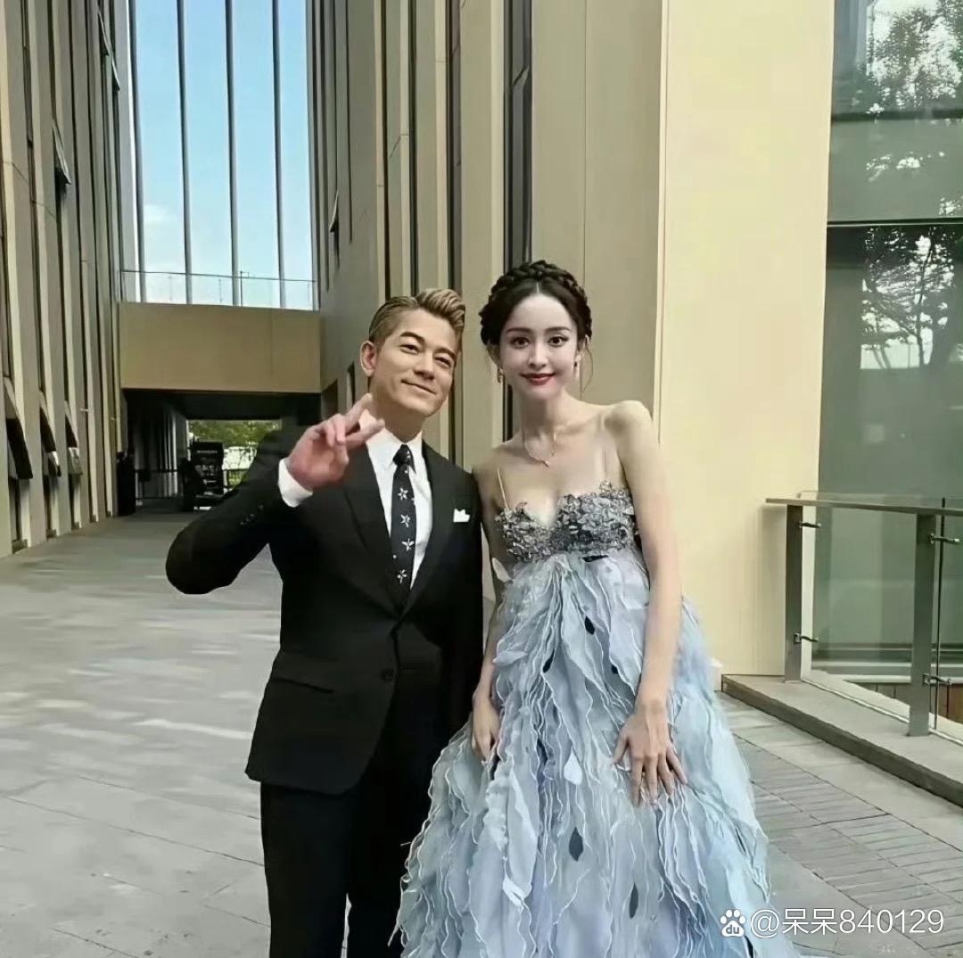 怪不得郭富城迫不及待地想和她合影，她实在太有魅力了，我一个女人看了都满心欢喜。