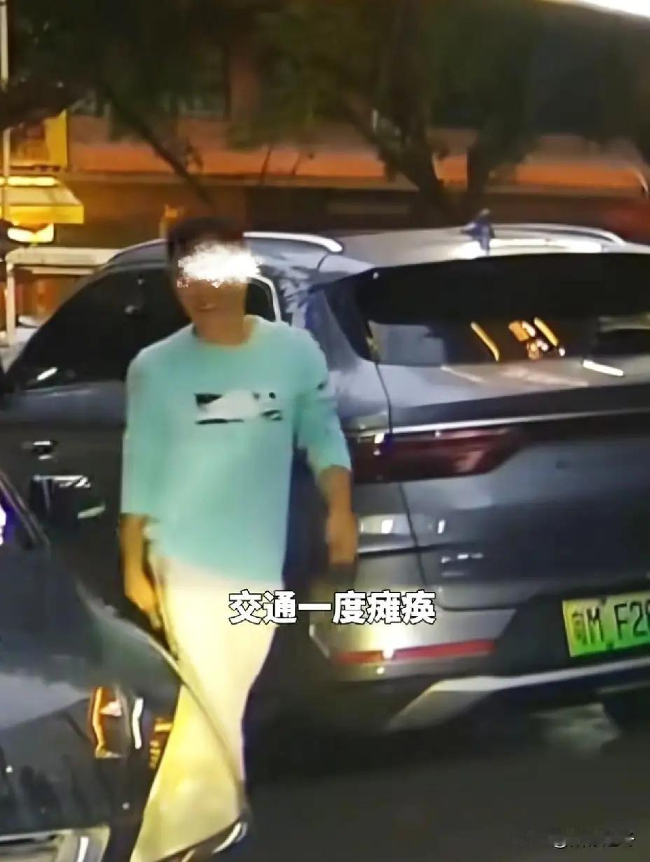 太嚣张！逆行堵路还潇洒吃饭，挑衅交警，这种人就该狠狠治！真的越看越气！现实