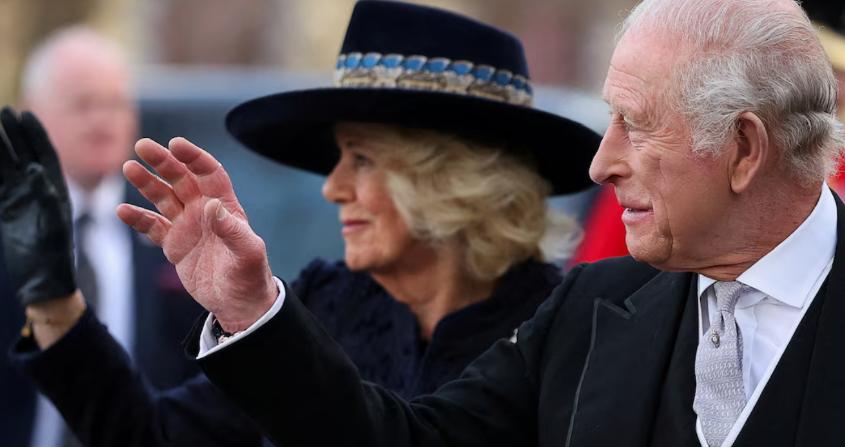 英国王打算挽救英美关系这位75岁的英国国王，带着王后卡米拉，开启了自己登基以