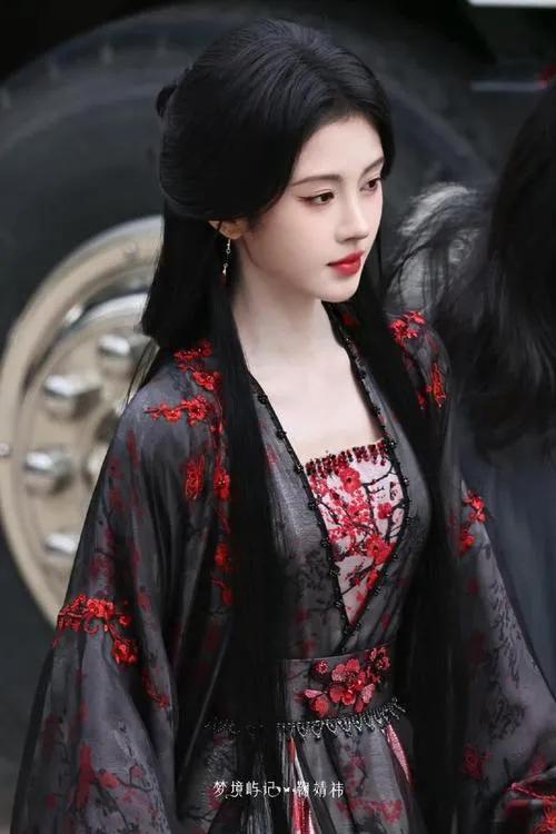 鞠婧祎古装刀马旦造型惊艳亮相！银甲红披衬得她身姿飒爽，凤冠缀珠随动作轻颤。执枪亮