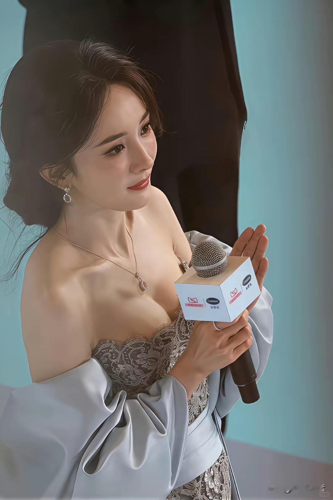 四十岁的杨幂居然还宛如青春少女，身形挺拔，凹凸有致。难怪刘恺威会分手，也许是杨幂太漂亮，刘恺威的压力