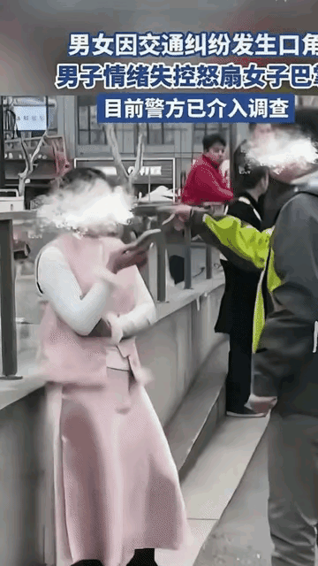 女的恶意停车，交通堵死，交警来了还不挪车，胡搅蛮缠。男的忍无可忍怒扇巴掌…一句话