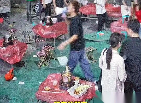 山东菏泽。40桌露天火锅正冒热气，一股狂风突然从地平线压过来，塑料凳子在马路上横