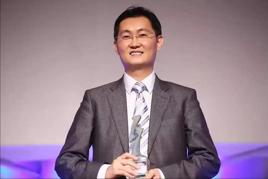 在腾讯2025年度员工大会上，马化腾首次系统回应了外界对其AI战略“慢了”的质疑
