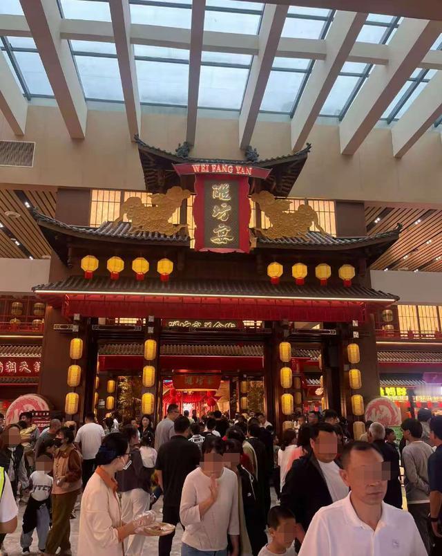 山东潍坊西服务区彻底火了！国庆人比景区还挤，网友：本想上厕所，结果花了500多