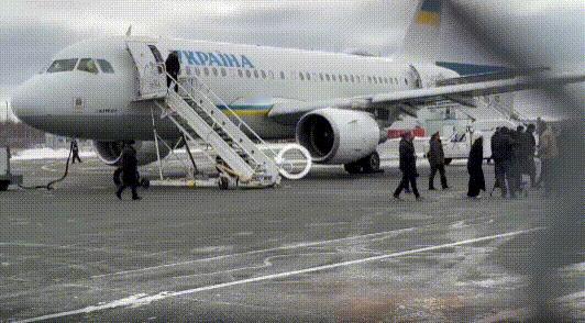 有一个细节泽连斯基抵达加拿大哈利法克斯的时候，过程很简单。没有红地毯，没