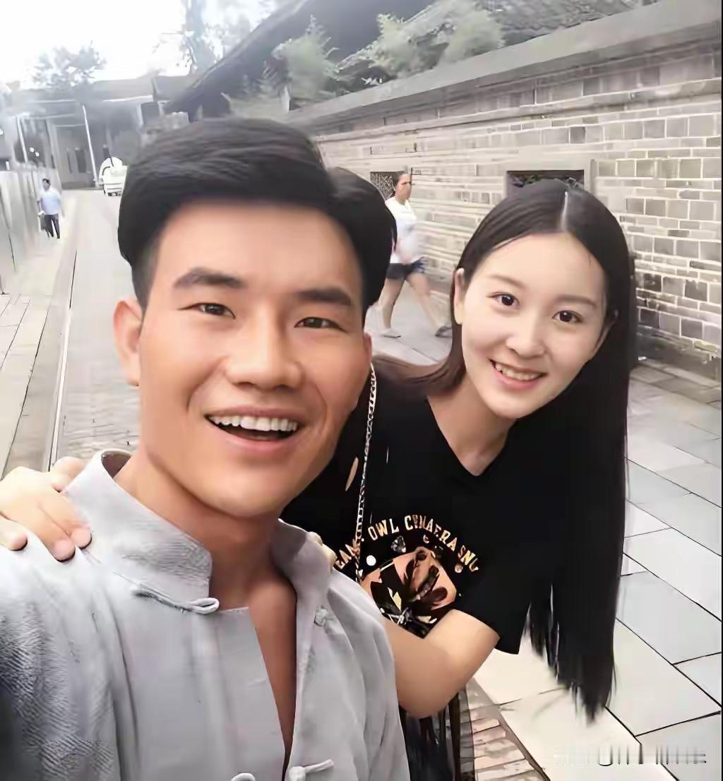 2025年12月1日，北京市朝阳区人民法院一纸执行裁定书，将演员谢孟伟（艺名“嘎