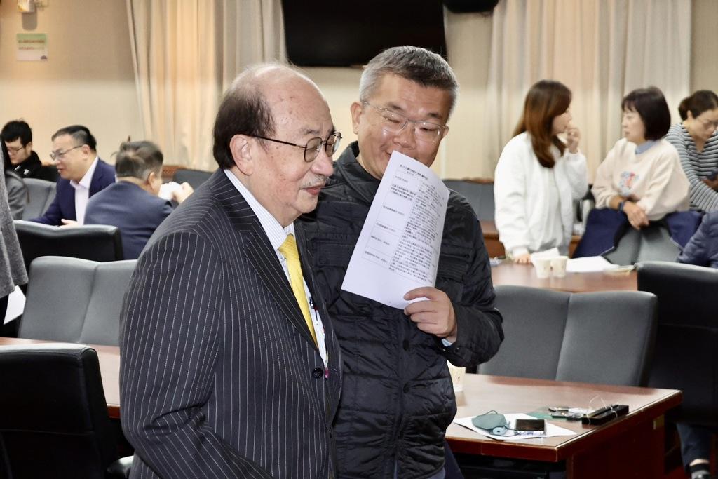 民进党立委蔡其昌正式登记参选党团总召，挑战“万年总召”柯建铭。前立委郭正亮预测认