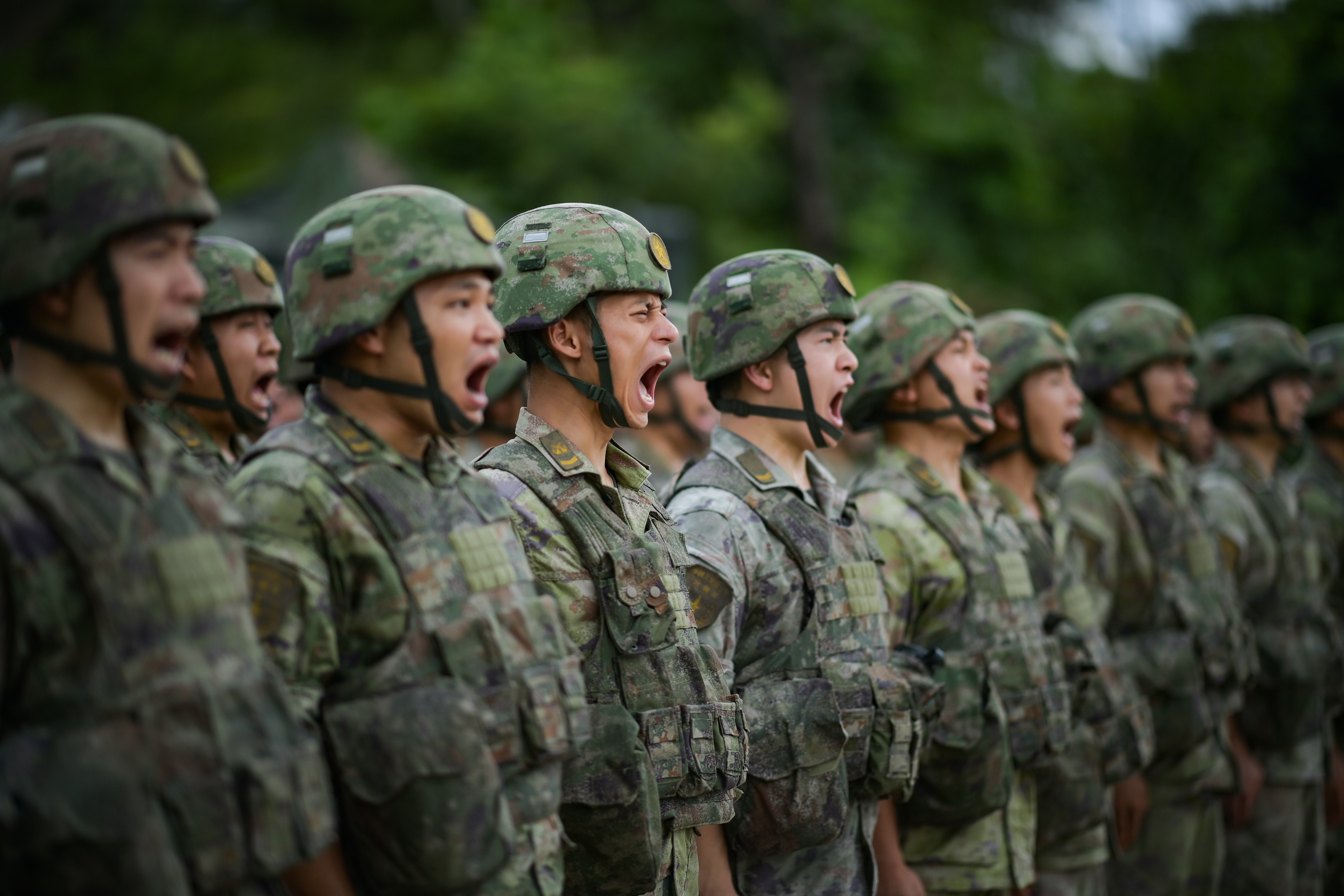 【人物|这名能文能武的政治干部，给我们带来怎样的思考？】一些人对政治干部有固有认知：主抓思想、善做政