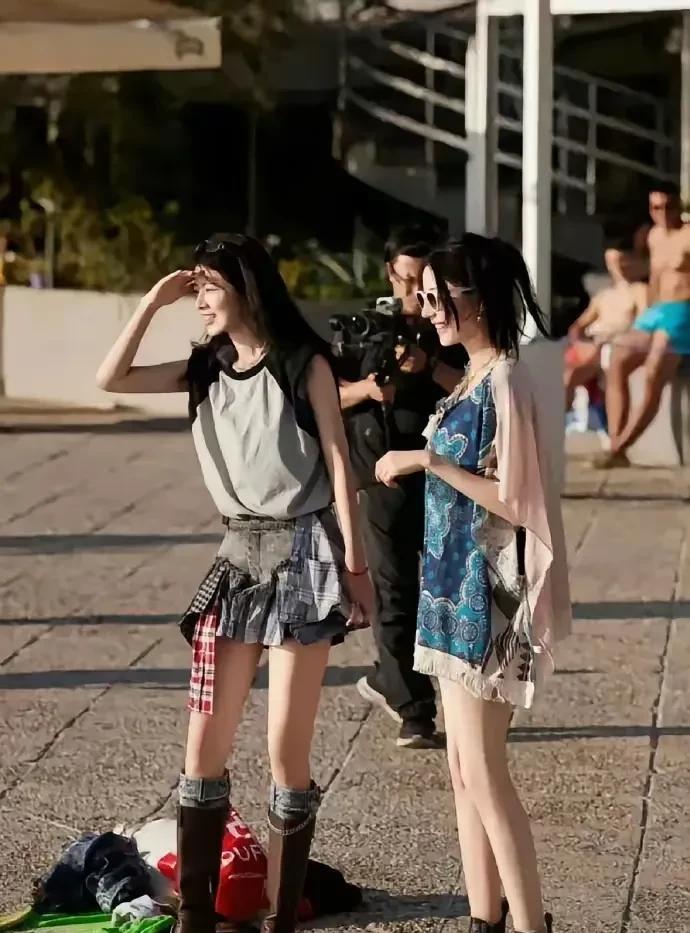 一张封神的图片。图片里面的美女是迪丽热巴和赵昭仪。当时她们两个人参加《花儿与少
