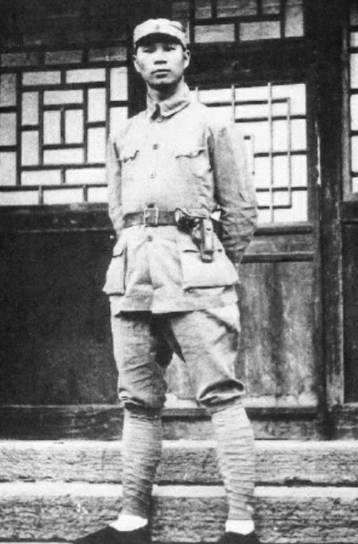 1937年，杨成武请地主吃饭。饭后他提出让地主们捐款抗日，平时抠门的地主王蒲伸出