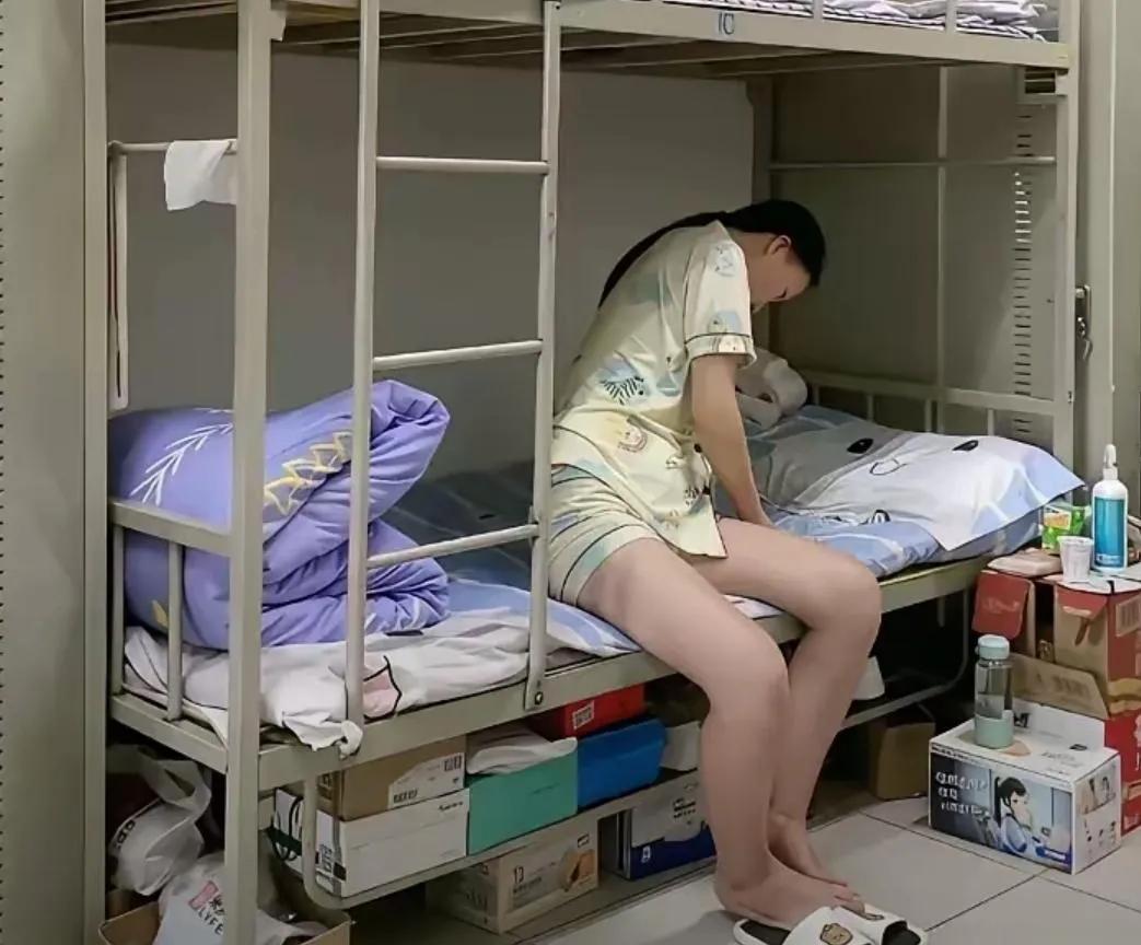 22岁女工的悲剧，给独居的年轻人敲响了警钟。前天，这名女工还在流水线上赶工，第