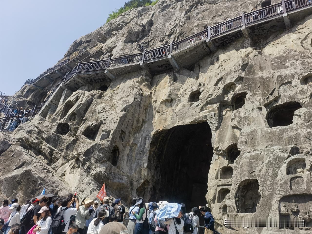 洛阳龙门石窟在五一假期接待游客34万余人，可我咋感觉去了有一百万人呢？发几张照片