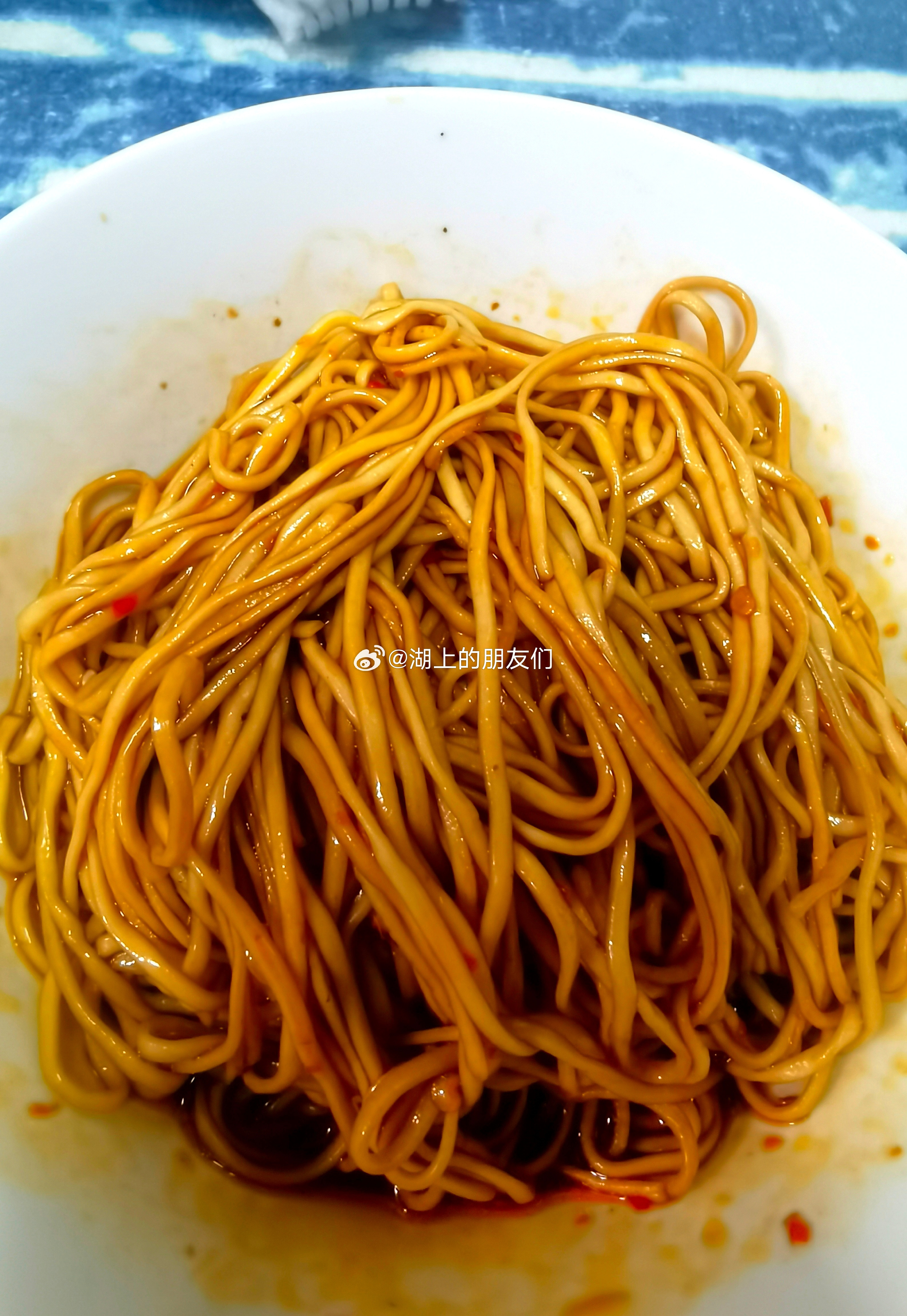 早餐：干拌面+丝瓜解暑汤。干拌面的每一根面条，都裹满了酱汁。丝瓜汤配料：豆腐、咸