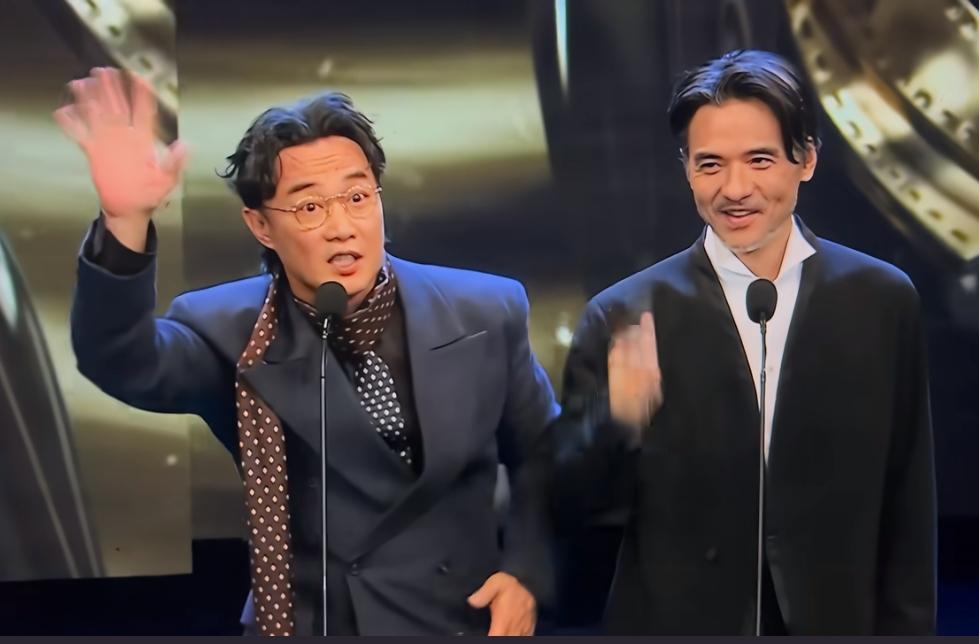 陈奕迅在金像奖上唱歌，我不感到意外。冯德伦居然打断陈奕迅唱歌，我也不感到意外