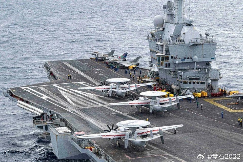 法🐔嘚瑟它的预警机戴高乐展示航母配备的3架E2C。当初为了这预警机，戴高乐也是