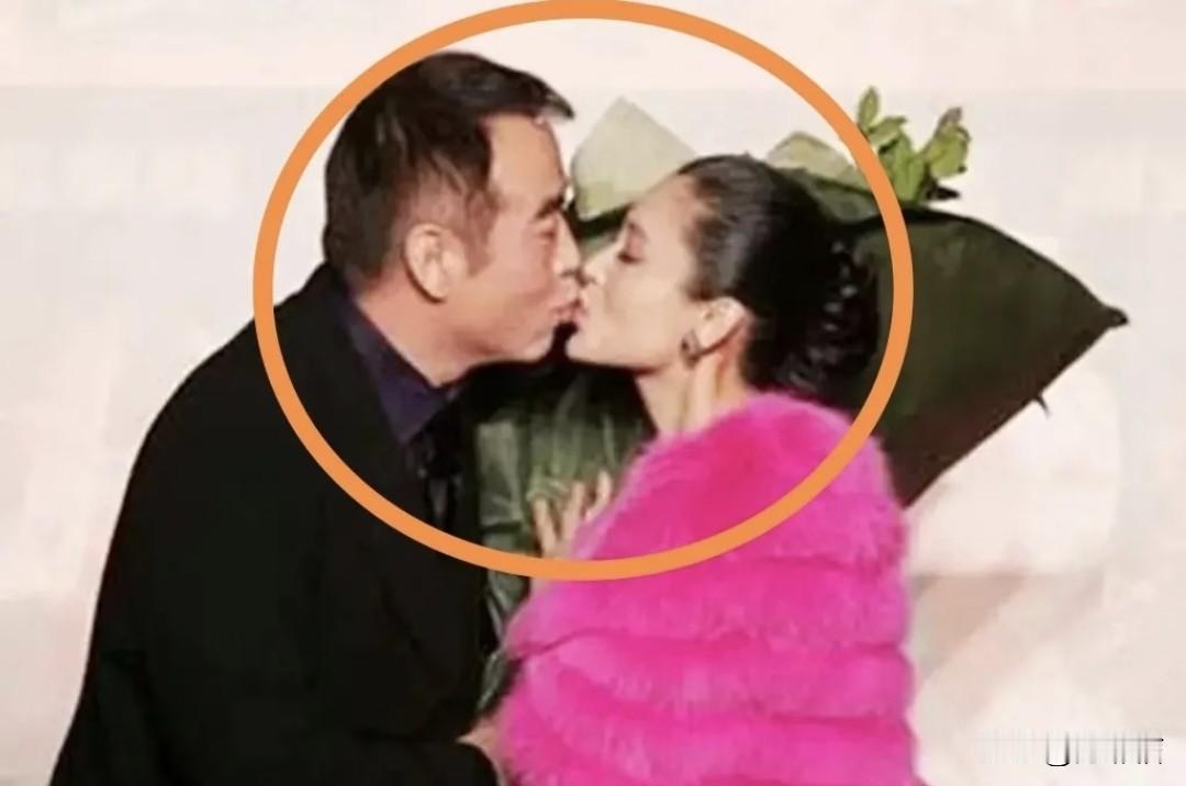 以前的娱乐圈玩得真开，才知道陈红亲了陈凯歌后，又去亲张柏芝了，直接给一旁的谢霆锋