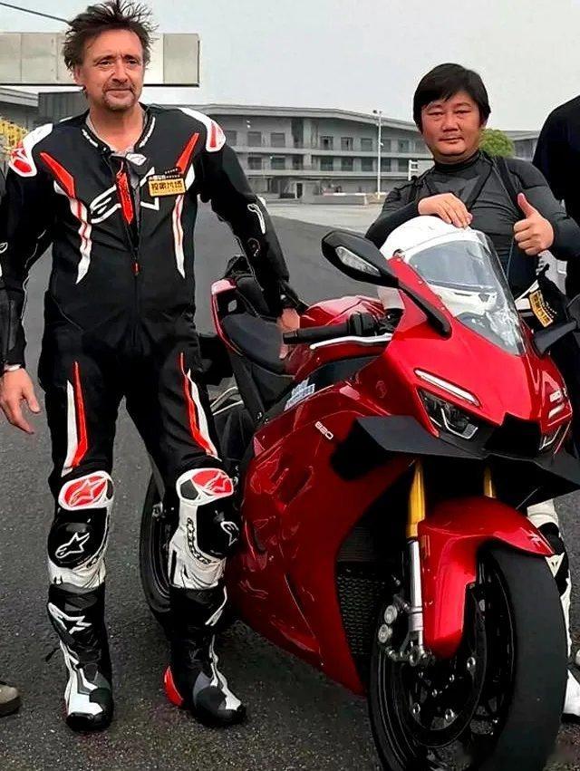 买仿赛还去纠结油耗，这本身就是个巨大的认知悖论吧最近大火的张雪820RR，零百2